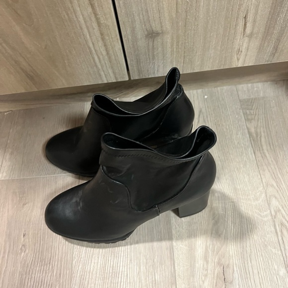 Black boots for sale - Picture 2 of 5